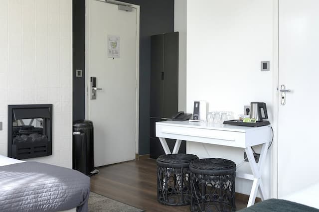 クエンティン アムステルダム ホテル-トリプルルーム 専用バスルーム カナルビュー-13