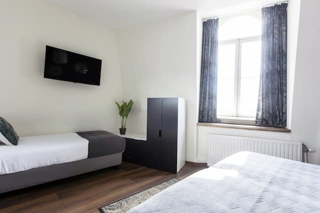 クエンティン アムステルダム ホテル-トリプルルーム 専用バスルーム カナルビュー-9