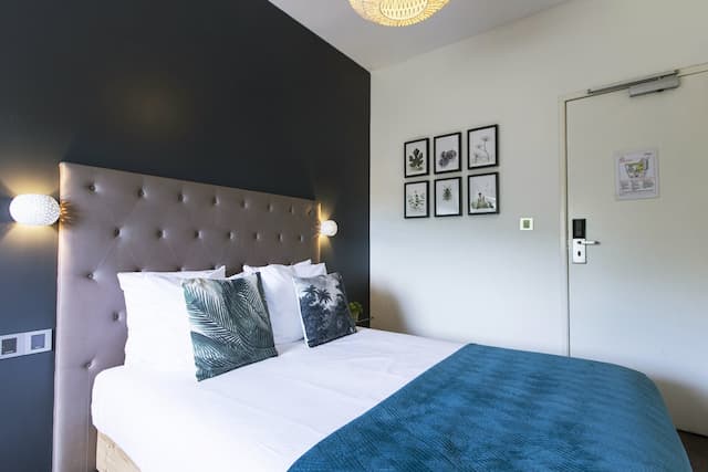 クエンティン アムステルダム ホテル-ダブルルーム 専用バスルーム カナルビュー-4