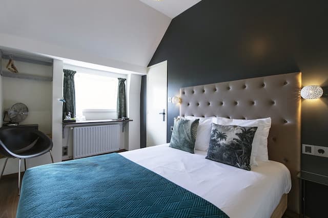 クエンティン アムステルダム ホテル-ダブルルーム 専用バスルーム カナルビュー-1