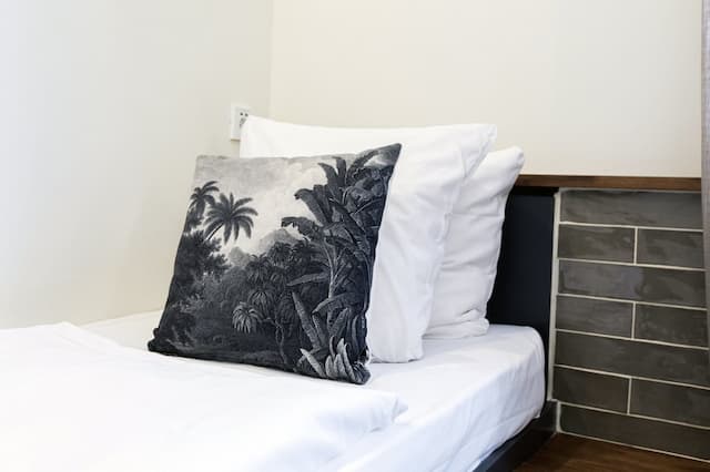 クエンティン アムステルダム ホテル-スタンダード トリプルルーム 専用バスルーム-2