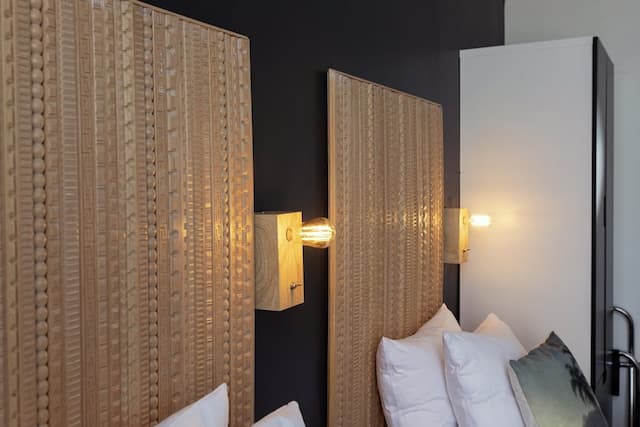 クエンティン アムステルダム ホテル-ツインルーム 専用バスルーム カナルビュー-12