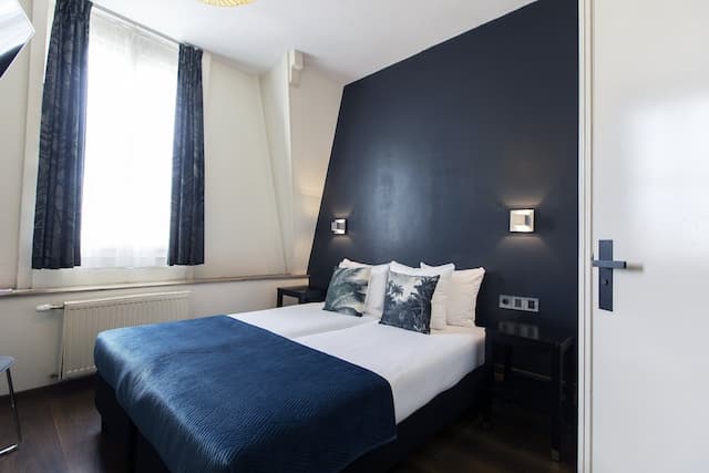 クエンティン アムステルダム ホテル-ツインルーム 専用バスルーム カナルビュー-17