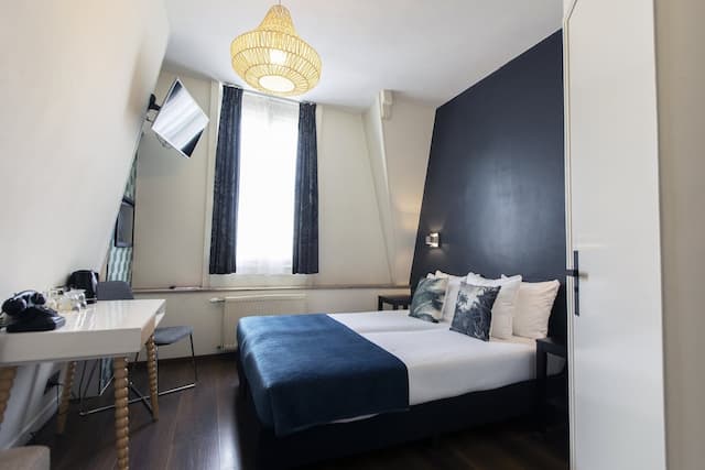 クエンティン アムステルダム ホテル-ツインルーム 専用バスルーム カナルビュー-8