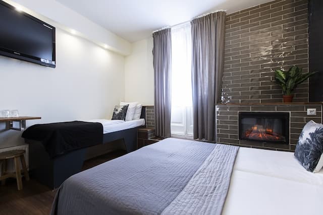 クエンティン アムステルダム ホテル-スタンダード トリプルルーム 専用バスルーム-5