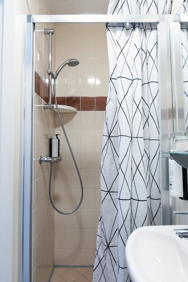 クエンティン アムステルダム ホテル-スタンダード シングルルーム 専用バスルーム-8