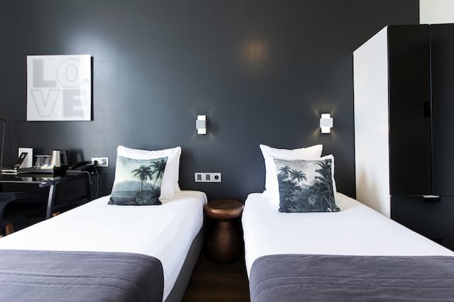 クエンティン アムステルダム ホテル-ツインルーム 専用バスルーム カナルビュー-6