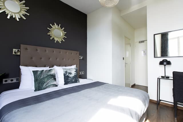 クエンティン アムステルダム ホテル-トリプルルーム 専用バスルーム カナルビュー-10