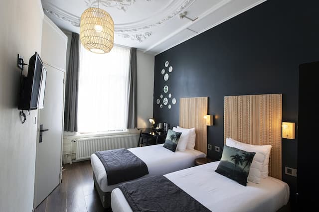 クエンティン アムステルダム ホテル-ツインルーム 専用バスルーム カナルビュー-1