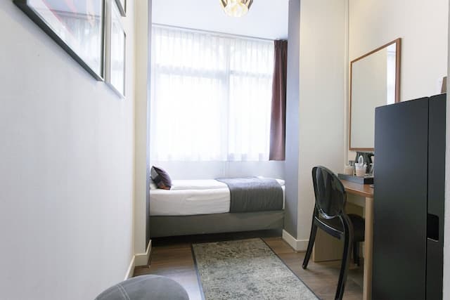 クエンティン アムステルダム ホテル-スタンダード シングルルーム 専用バスルーム-5