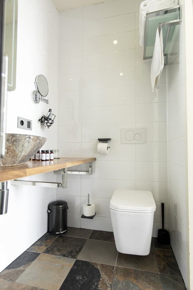 クエンティン アムステルダム ホテル-トリプルルーム 専用バスルーム カナルビュー-15