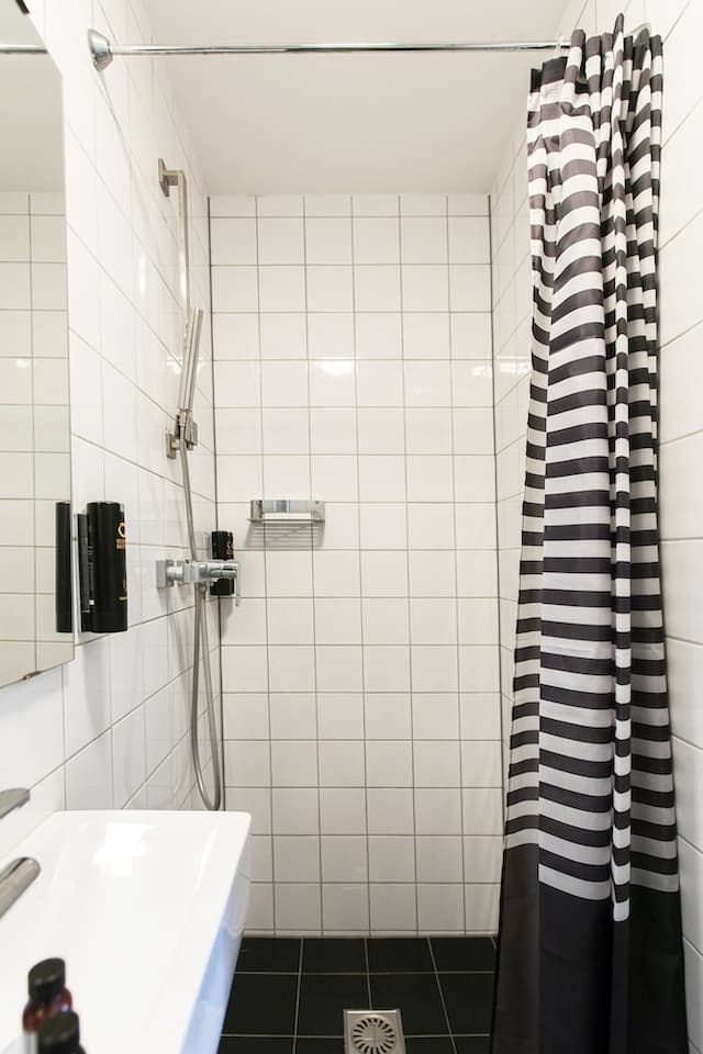 クエンティン アムステルダム ホテル-スタンダード トリプルルーム 専用バスルーム-10