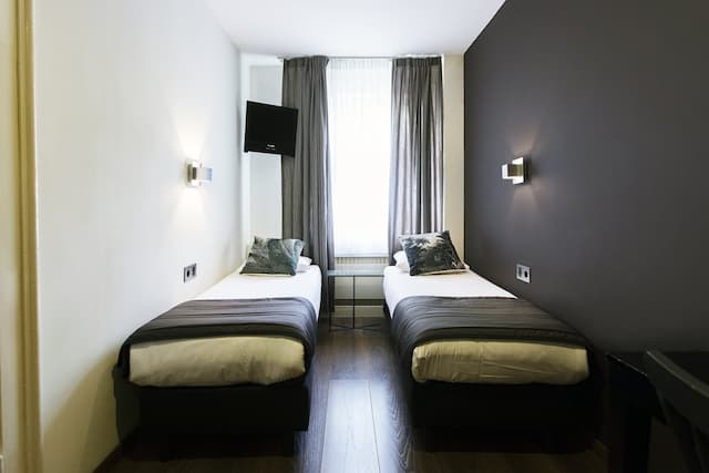 クエンティン アムステルダム ホテル-スタンダード 4 人部屋 専用バスルーム-3