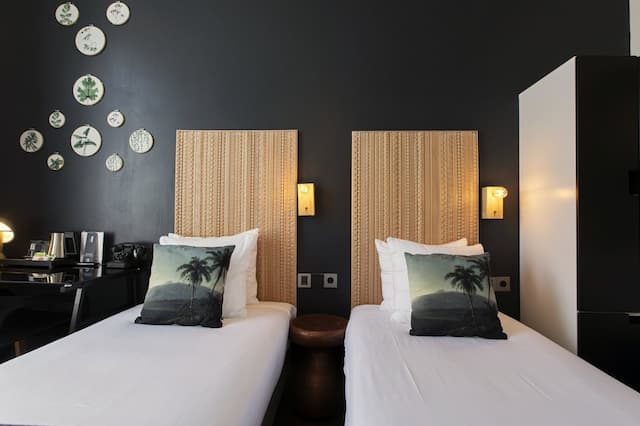 クエンティン アムステルダム ホテル-ツインルーム 専用バスルーム カナルビュー-10