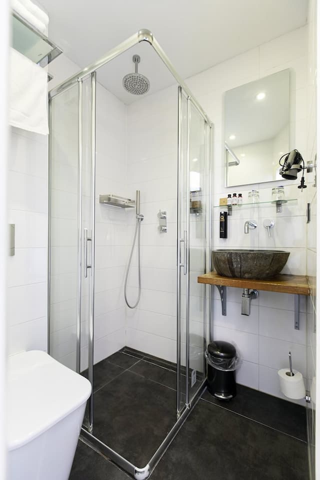 クエンティン アムステルダム ホテル-ツインルーム 専用バスルーム カナルビュー-25