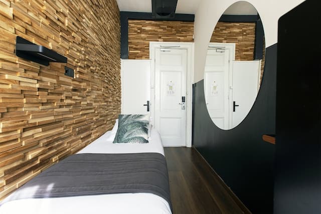 クエンティン アムステルダム ホテル-スタンダード シングルルーム 専用バスルーム-1