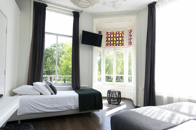 クエンティン アムステルダム ホテル-トリプルルーム 専用バスルーム カナルビュー-11