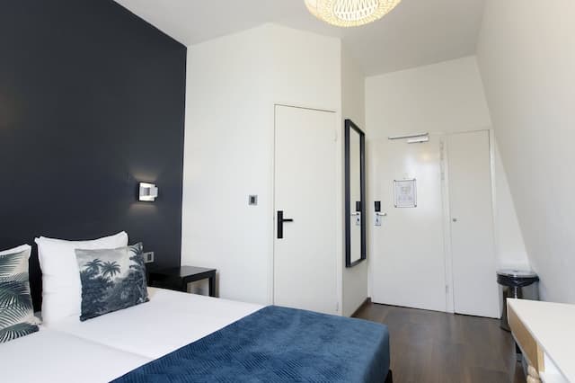 クエンティン アムステルダム ホテル-ツインルーム 専用バスルーム カナルビュー-19