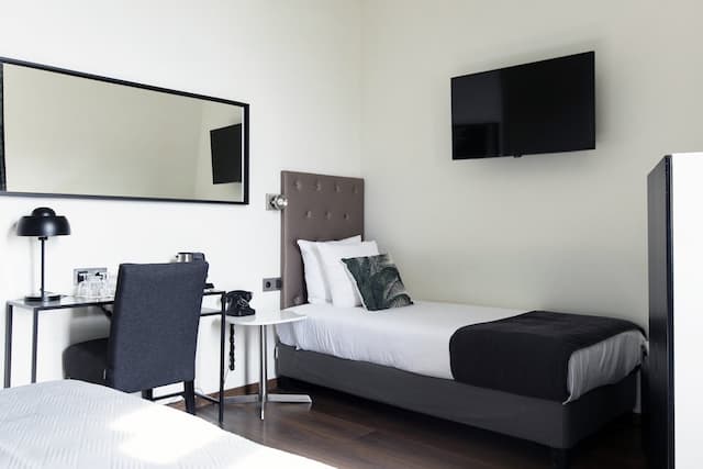 クエンティン アムステルダム ホテル-トリプルルーム 専用バスルーム カナルビュー-5