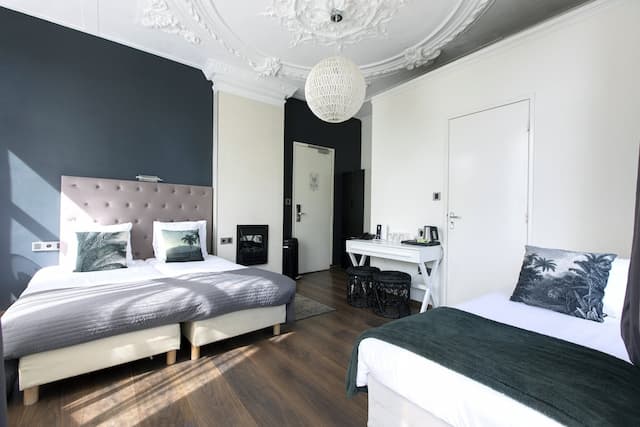 クエンティン アムステルダム ホテル-トリプルルーム 専用バスルーム カナルビュー-8