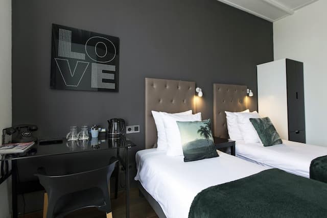 クエンティン アムステルダム ホテル-ツインルーム 専用バスルーム カナルビュー-7