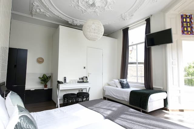 クエンティン アムステルダム ホテル-トリプルルーム 専用バスルーム カナルビュー-6