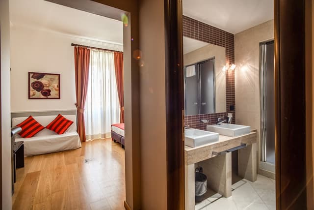 Everest Inn Rome-标准四人房-8