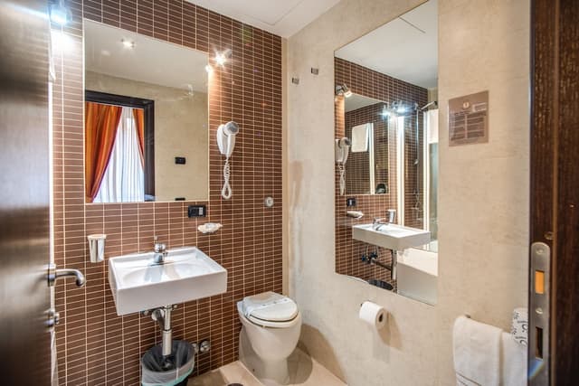 Everest Inn Rome-标准四人房-11