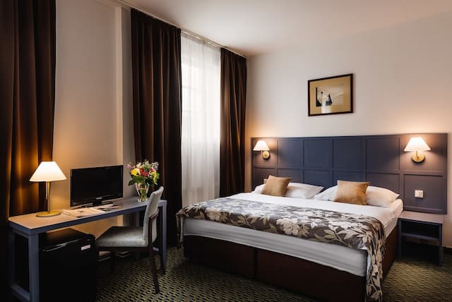 Central Hotel Prague-Superior Triple Room-3