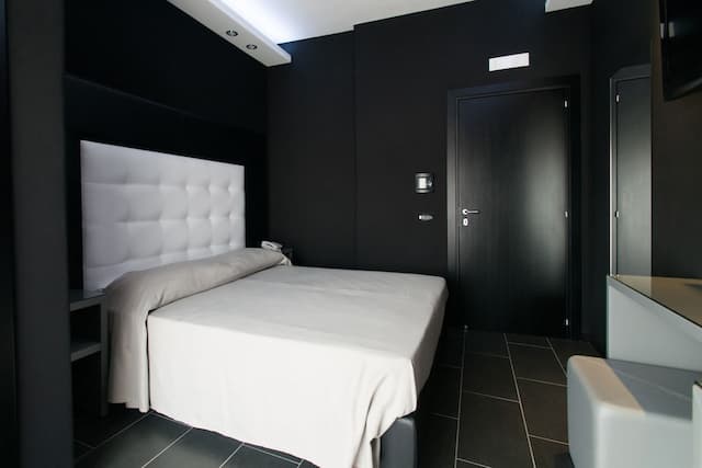 Fly Boutique Hotel-Standard Double Room Single Use-5