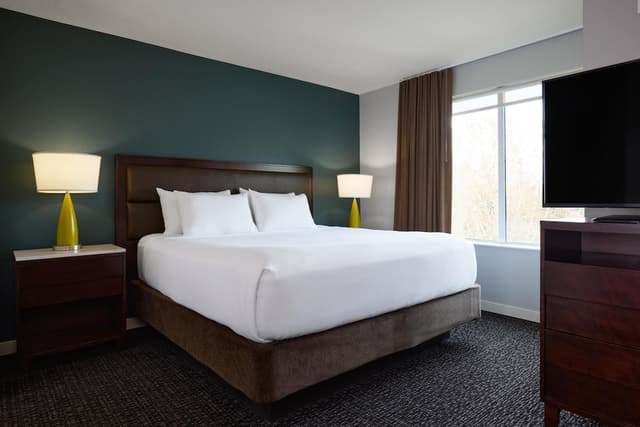 Hyatt House Seattle/Redmond-Deluxe Studio Suite, 1 King Bed with Sofa bed, Kitchen-2