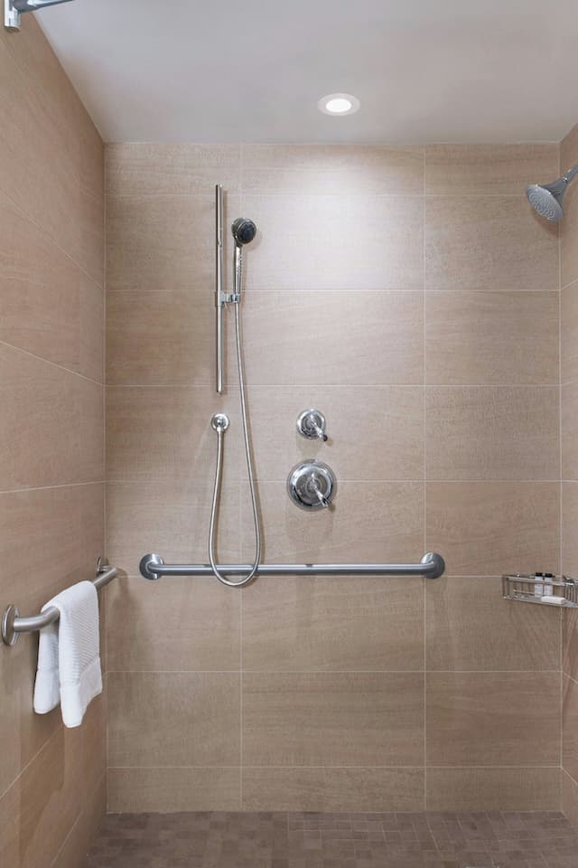 Delta Hotels by Marriott Burnaby Conference Centre-Room, 1 King Bed-5