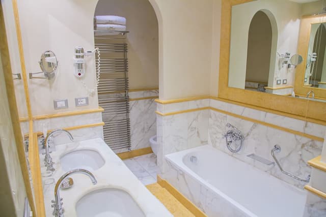 Golden Tower Hotel & Spa-Deluxe Room-12