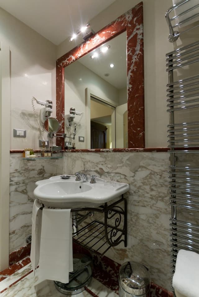 Golden Tower Hotel & Spa-Deluxe Room-11