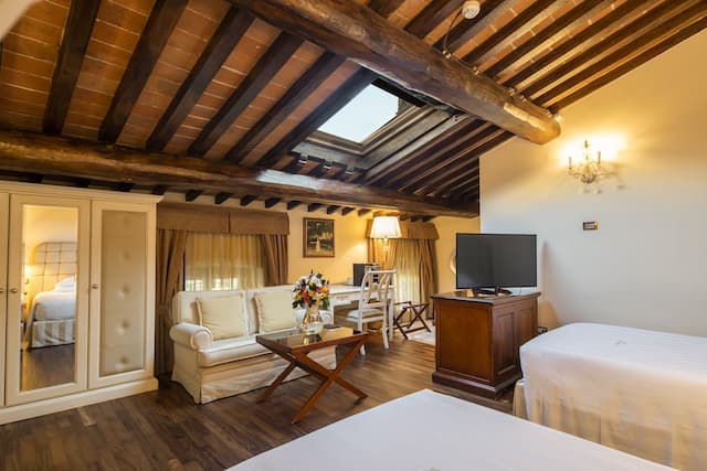 Golden Tower Hotel & Spa-Luxury Twin Room, 2 Twin Beds-2