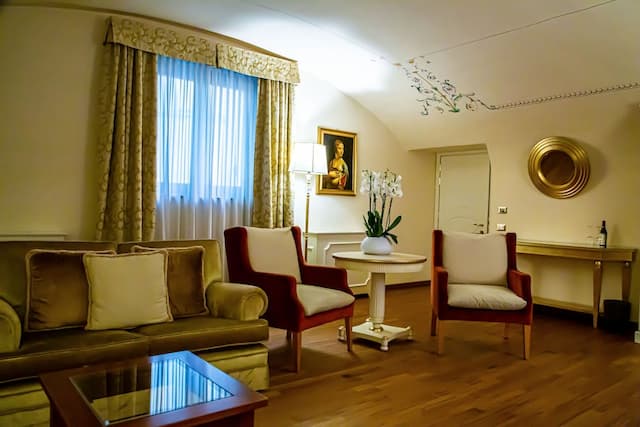 Golden Tower Hotel & Spa-Luxury Suite, 1 Double Bed with Sofa bed (with Spa access)-4