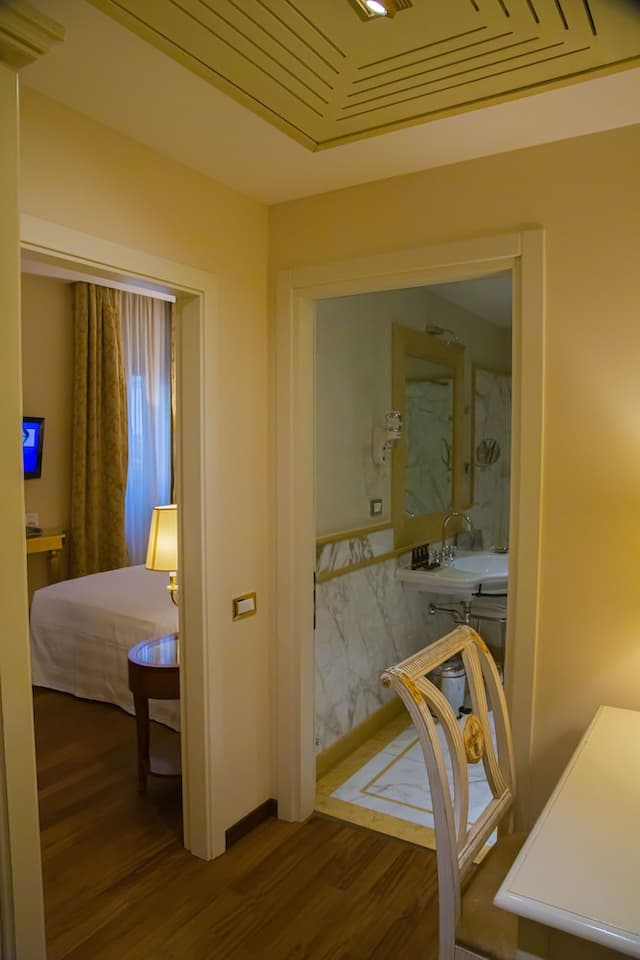 Golden Tower Hotel & Spa-Deluxe Room-3