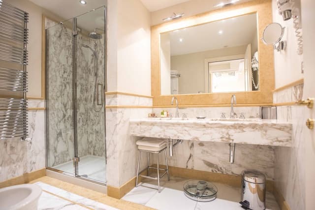 Golden Tower Hotel & Spa-Luxury Twin Room, 2 Twin Beds-4