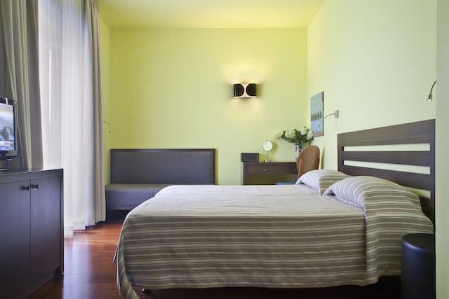 Athens Center Square Hotel-Deluxe Room (Lycabettus Hill View)-4