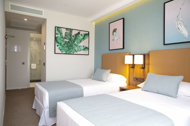 Hotel Riu Plaza España-Deluxe Room (Twin)-4