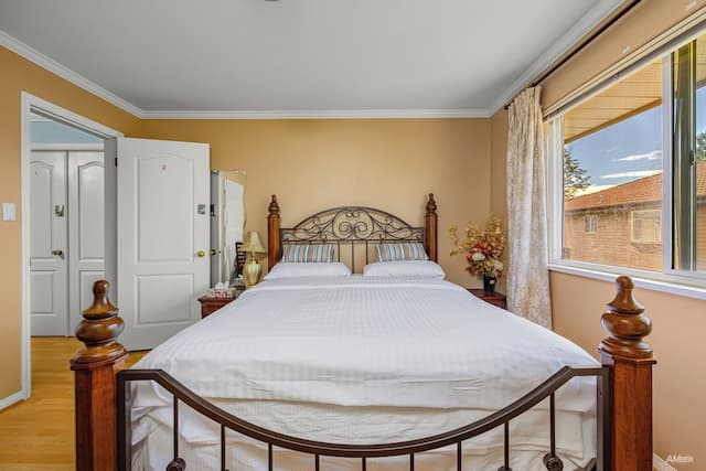 Charming Family Hotel-Queen Room 2 with Shared Bathroom-1