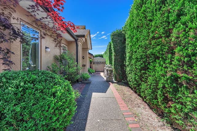 Charming Family Hotel-Queen Room 2 with Shared Bathroom-12