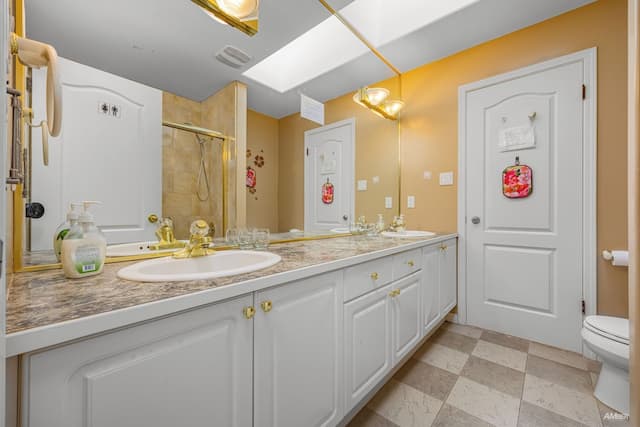 Charming Family Hotel-Queen Room 2 with Shared Bathroom-11