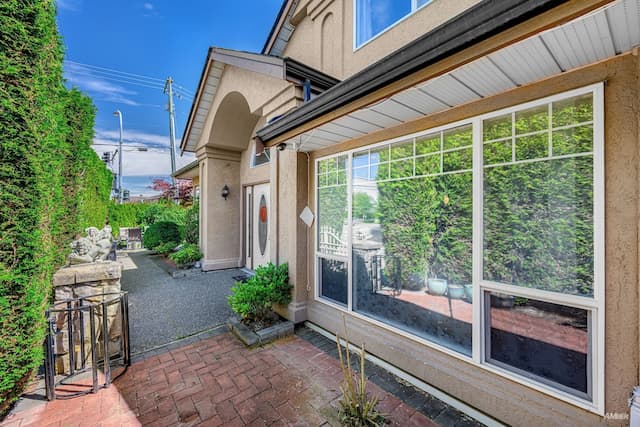 Charming Family Hotel-Queen Room 2 with Shared Bathroom-2