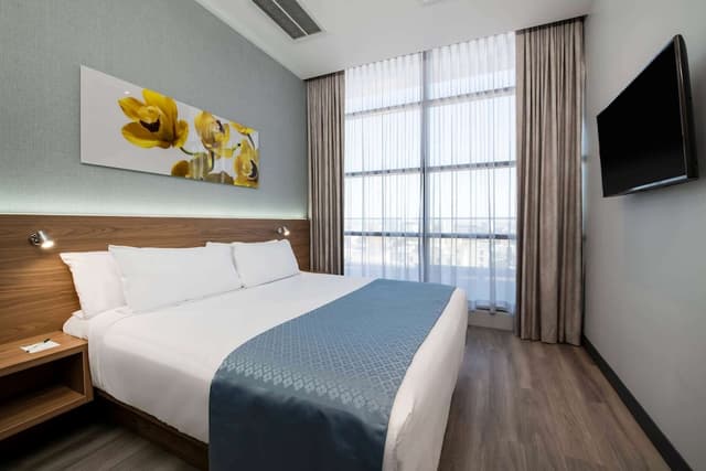 Wingate by Wyndham Long Island City-Room, 1 King Bed, Non Smoking-9