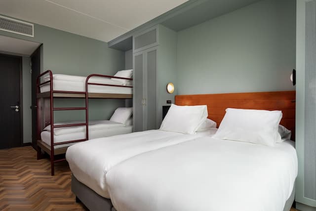 Olympic Hotel-Family Room, Multiple Beds-1