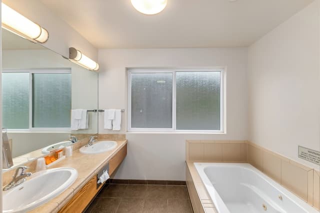 Breeze Inn-Deluxe Jacuzzi-12