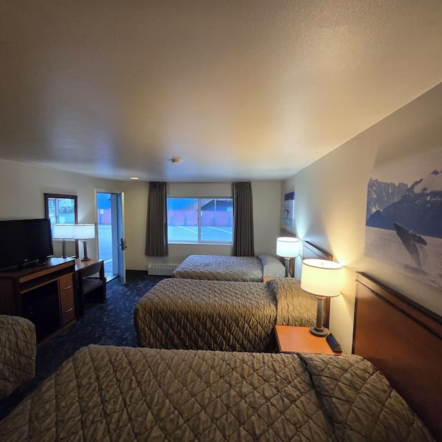 Breeze Inn-Classic Quadruple Room, Multiple Beds, Non Smoking, Corner-2