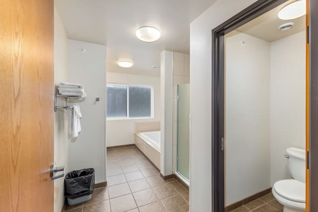 Breeze Inn-Deluxe Jacuzzi-10