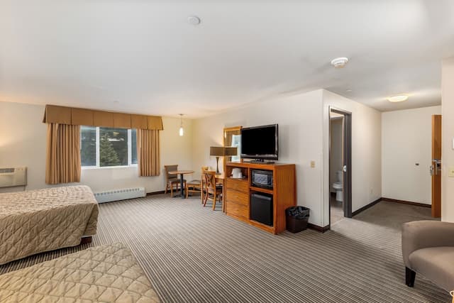 Breeze Inn-Deluxe Jacuzzi-7